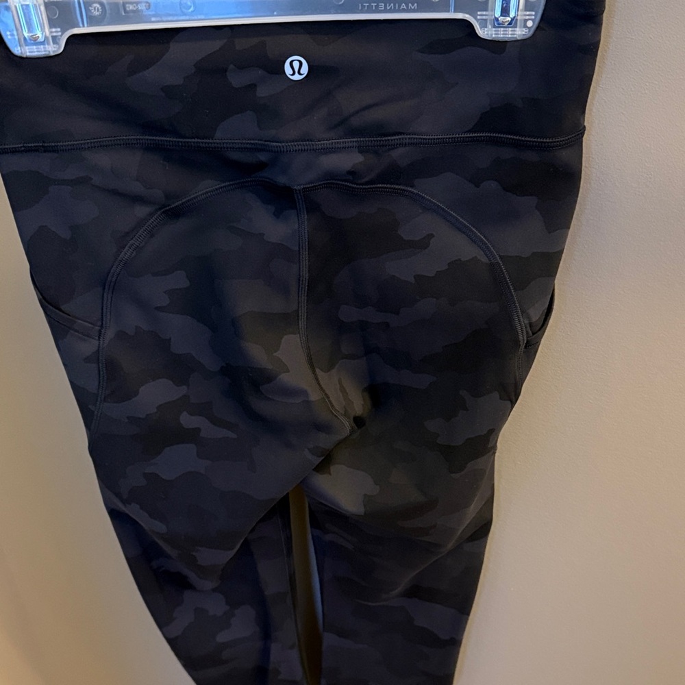 lululemon athletica Black Camo Invigorate Pants 23” size 8 - Picture 2 of 4